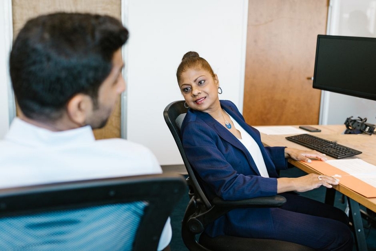 Hoe je als werkgever veilig in gesprek gaat over burn-outklachten